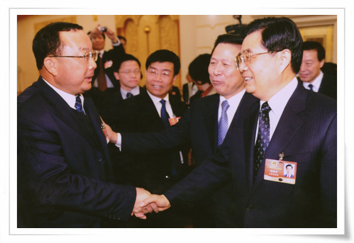 在十一屆全國(guó)人大會(huì)議上，時(shí)任中共中央總書記胡錦濤親切接見集團(tuán)創(chuàng)始人劉慶年