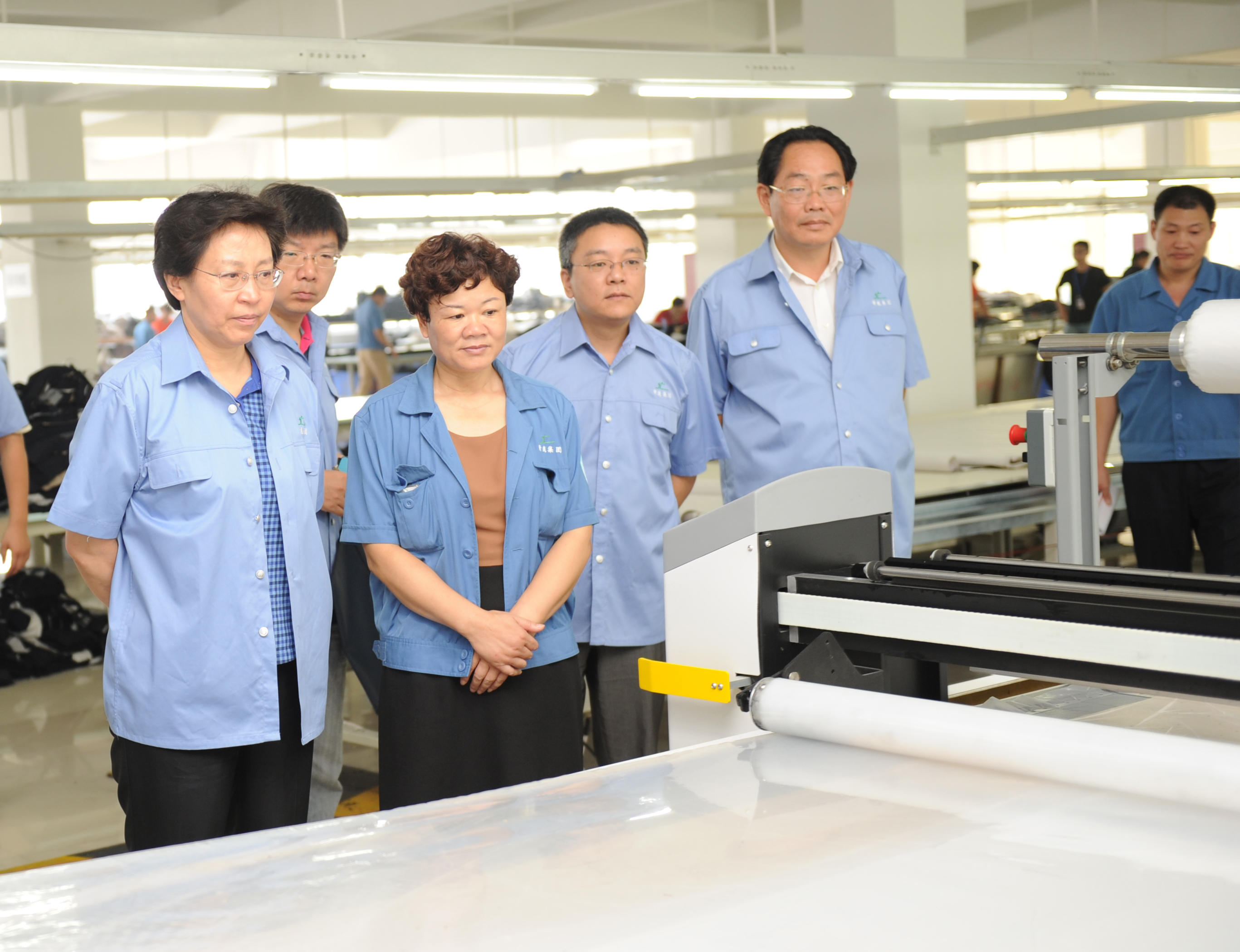 原江蘇省總工會(huì)主席，現(xiàn)江蘇省人大常委會(huì)副主任邢春寧在市人大常委會(huì)副主任楊明強(qiáng)陪同下與職工同勞動(dòng)