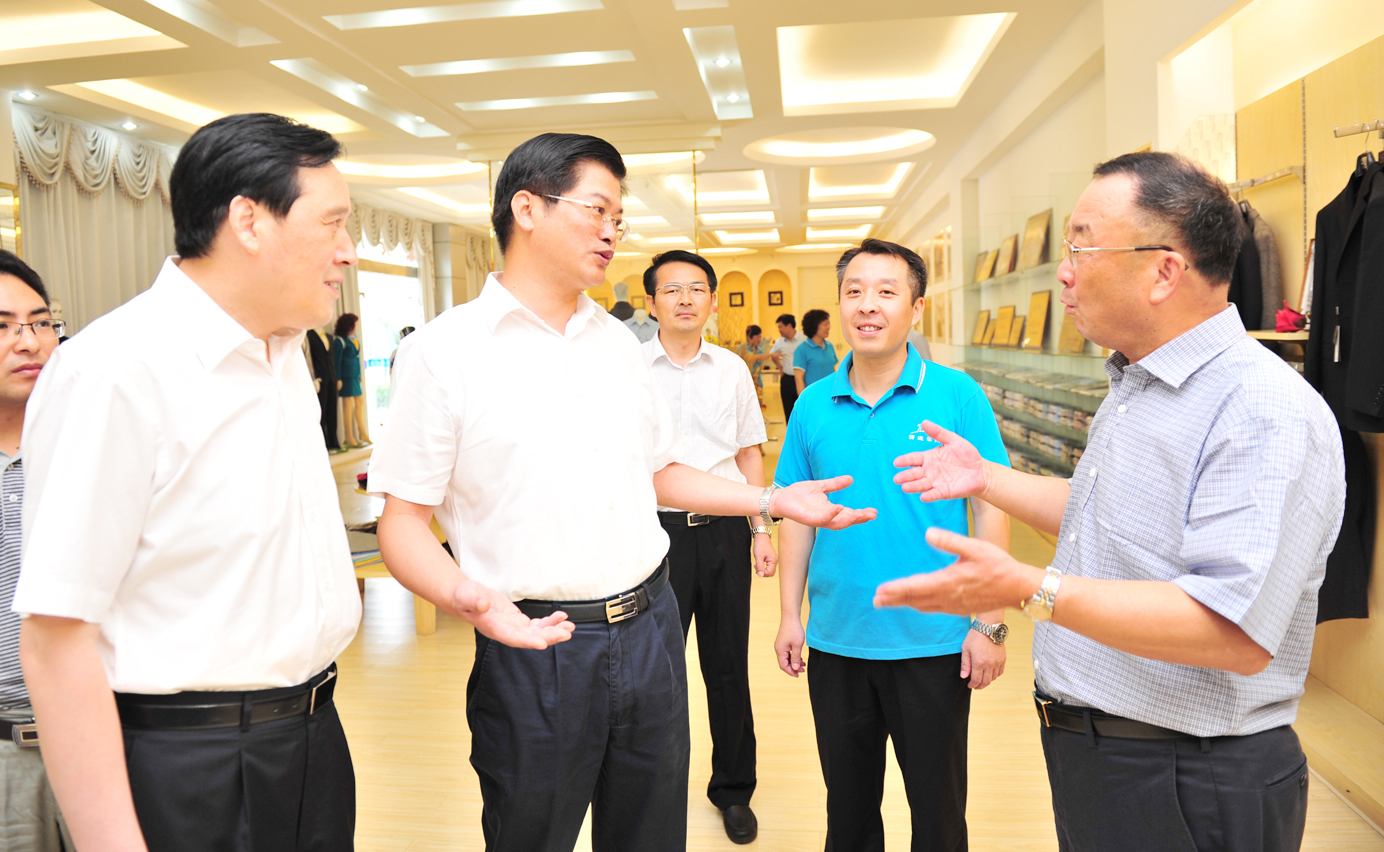 市原宿遷市委書記，現(xiàn)江蘇省人大常委會(huì)副主任、省總工會(huì)主席魏國(guó)強(qiáng)在箭鹿調(diào)研